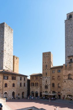 San Gimignano, İtalya-Ağustos 8.2020: güneşli bir günde Saint Gimignano 'da gezinti.