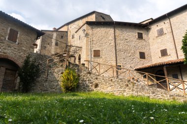 Borgo la Scola, İtalya-2 Nisan 2017: Bulutlu bir günde Bolognese Apennines 'in en iyi korunmuş ortaçağ köylerinden biri olan Borgo La Scola' da gezinmek