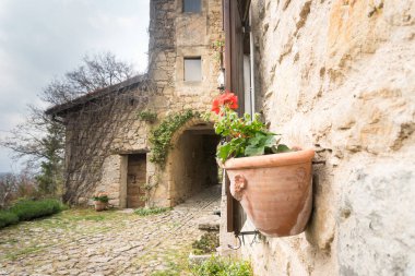 Borgo la Scola, İtalya-2 Nisan 2017: Bulutlu bir günde Bolognese Apennines 'in en iyi korunmuş ortaçağ köylerinden biri olan Borgo La Scola' da gezinmek