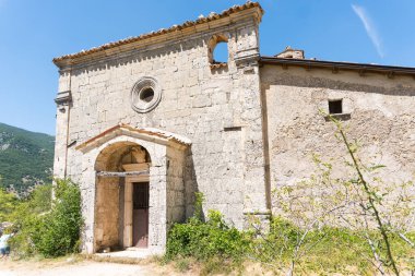 Scanno Gölü 'nün panoramik noktasına giden kalbin yolu Sant' Egidio 'nun inziva yeridir.