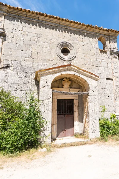 Scanno Gölü 'nün panoramik noktasına giden kalbin yolu Sant' Egidio 'nun inziva yeridir.