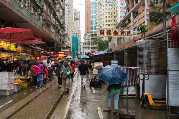 2019年3月24日 雨の日に香港の狭く混雑した通りの古典的な市場の間の人々 — ストック写真