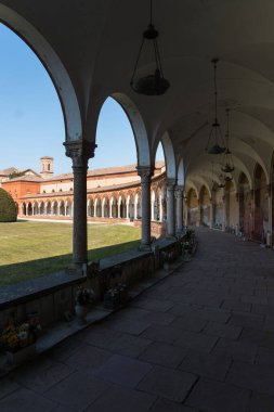 Ferrara, İtalya-20 Mart 2022: Güneşli bir günde Ferrara çarşısının anıtsal mezarlığında gezinmek.