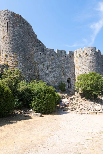Duilhac-sous-Peyrepertuse, Fransa-Ağustos 16, 2016: İnsanlar güneşli bir günde Cathar Pyrepertuse şatosunu ziyaret ediyorlar