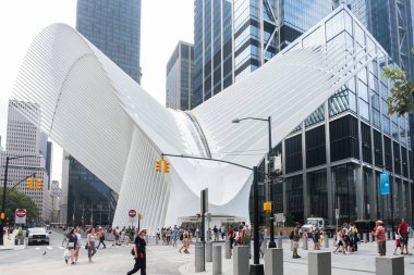 New York City, ABD - 7 Ağustos 2019 Santiago Calatrava tarafından bulutlu bir günde New York gökdelenleri arasında tasarlanan Oculus adlı metro istasyonu