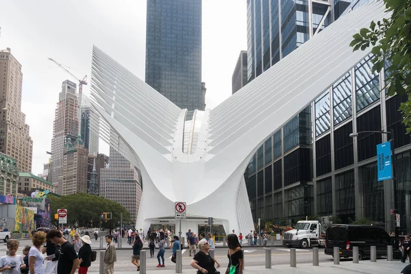 New York City, ABD - 7 Ağustos 2019 Santiago Calatrava tarafından bulutlu bir günde New York gökdelenleri arasında tasarlanan Oculus adlı metro istasyonu