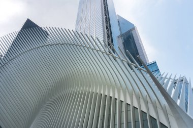 New York City, ABD - 7 Ağustos 2019 Santiago Calatrava tarafından bulutlu bir günde New York gökdelenleri arasında tasarlanan Oculus adlı metro istasyonu
