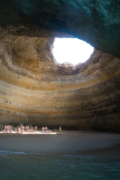 Faro Portogallo Agosto 2017 Persone Sulla Spiaggia All Interno Una — Foto Stock