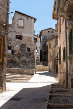 Scanno, İtalya-Ağustos 8, 2021: Bir yaz günü İtalya 'nın pek çok antik köyünden biri olan Scanno' nun dar sokaklarında gezinmek