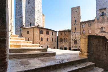 San Gimignano, İtalya-Ağustos 8.2020: güneşli bir günde Saint Gimignano 'da gezinti.
