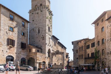 San Gimignano, İtalya-Ağustos 8.2020: güneşli bir günde Saint Gimignano 'da gezinen insanlar.