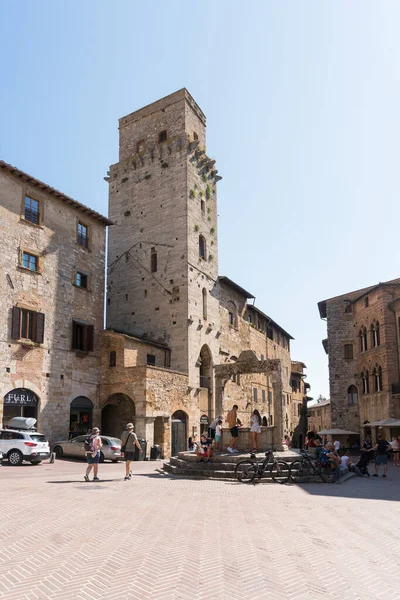 San Gimignano Italien August 2020 Spaziergänger Saint Gimignano Einem Sonnigen — Stockfoto
