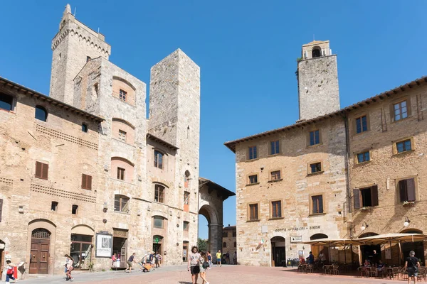 San Gimignano Italien August 2020 Spaziergänger Saint Gimignano Einem Sonnigen — Stockfoto