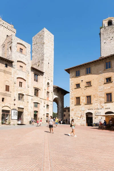 San Gimignano Italien August 2020 Spaziergänger Saint Gimignano Einem Sonnigen — Stockfoto