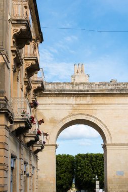 Noto, İtalya-7 Mayıs 2022: Güneşli bir günde ülkenin girişine açılan Kraliyet Kapısı manzarası