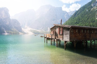 Braies, İtalya-10 Eylül 2021: Güneşli bir günde Bolzano 'daki Braies Gölü' nün klasik manzarası