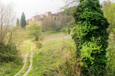 Borgo la Scola, İtalya-2 Nisan 2017: Bulutlu bir günde Bolognese Apennines 'in en iyi korunmuş ortaçağ köylerinden biri olan Borgo La Scola' da gezinmek