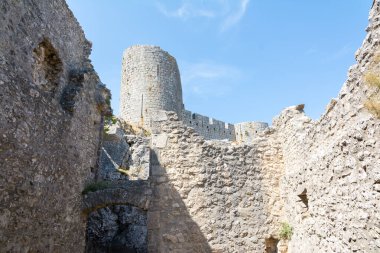 Duilhac-sous-Peyrepertuse, Fransa-Ağustos 16, 2016: Güneşli bir günde Cathar Pyrepertuse şatosunun manzarası