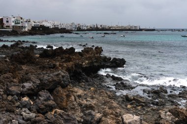 Lanzarote, İspanya - 7 Ağustos 2018: Lanzarote adasındaki küçük Punta Mujeres kasabası bulutlu bir günde doğal yüzme havuzlarıyla ünlüdür.