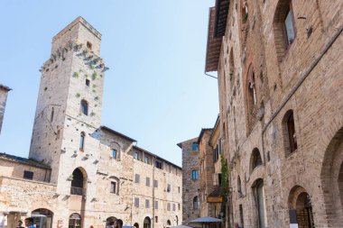 San Gimignano, İtalya-Ağustos 8.2020: güneşli bir günde Saint Gimignano 'da gezinen insanlar.