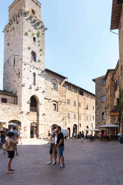 San Gimignano Italy August 2020 People Strolling Saint Gimignano Sunny — Stock Photo, Image