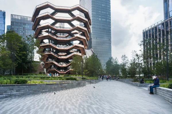Nowy Jork Usa Sierpnia 2019 Turyści Podziwiają Architekturę Statku Manhattanie — Zdjęcie stockowe