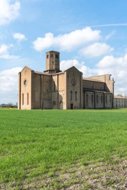 Parma, İtalya-3 Nisan 2022: Güneşli bir günde Parma yakınlarındaki Valserena Manastırı.