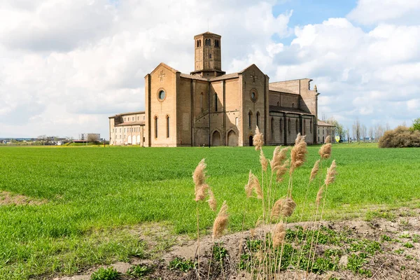 2022年4月3日イタリア パルマ 晴れた日にパルマ近郊のバルセリーナ修道院の眺め — ストック写真