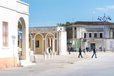 Tresigallo, İtalya-2 Mayıs 2021: Bulutlu bir günde Tresigallo 'daki verandanın ayrıntıları