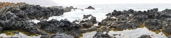 Lanzarote Kıyılarının Klasik Görüntüsü Çoğunlukla Bulutlu Bir Günde Serinletilmiş Lav — Stok fotoğraf