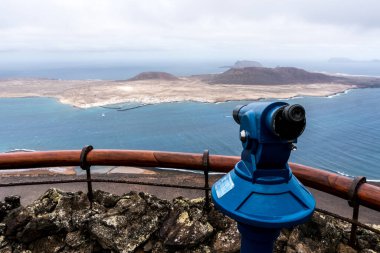 Bulutlu bir günde Mirador del Rio 'dan Lanzarote' deki Graciosa adasının fantastik manzarası