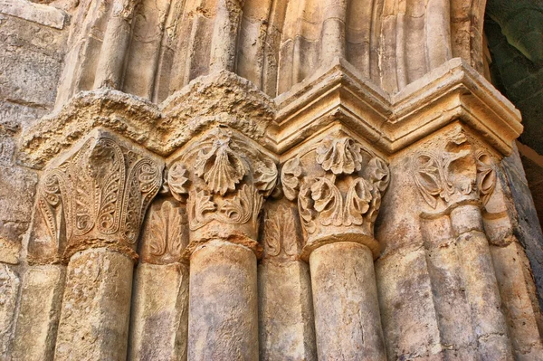 Capitais de entrada de Santa Clara Velha em Coimbra — Fotografia de Stock