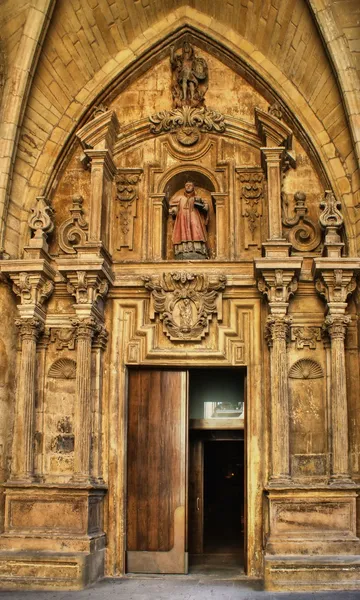 Deur van Sint vicent kerk in san sebastian — Stockfoto