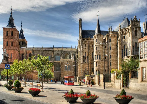 Palacio Episcopal y Santa María Catedal — Foto de Stock