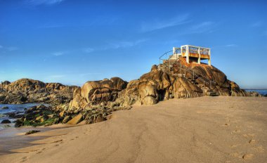 Atlantik Okyanusu'na bakan sarp bir kayalığın üzerinde balkon