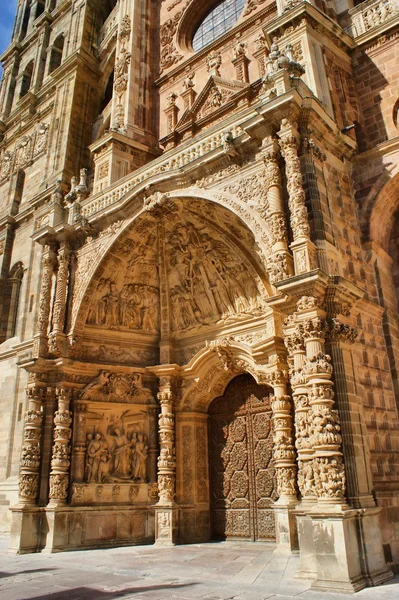 Tür der Marienkathedrale in Astorga — Stockfoto