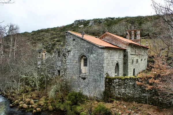 Igreja e ruínas do Mosteiro de Santa Maria das Junias — Fotografia de Stock