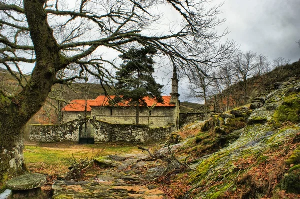 Igreja e ruínas do Mosteiro de Santa Maria das Junias — Fotografia de Stock