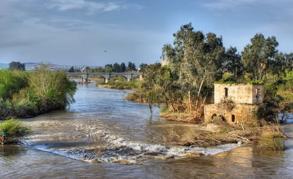 Moinho de água no rio Guadalquivir — Fotografia de Stock