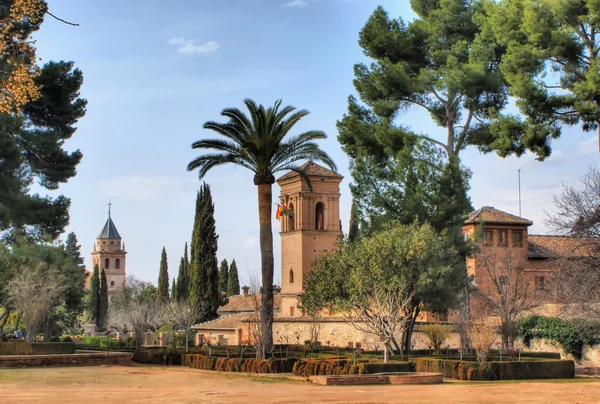 Alhambra Palace ve el bombası bahçelerinde