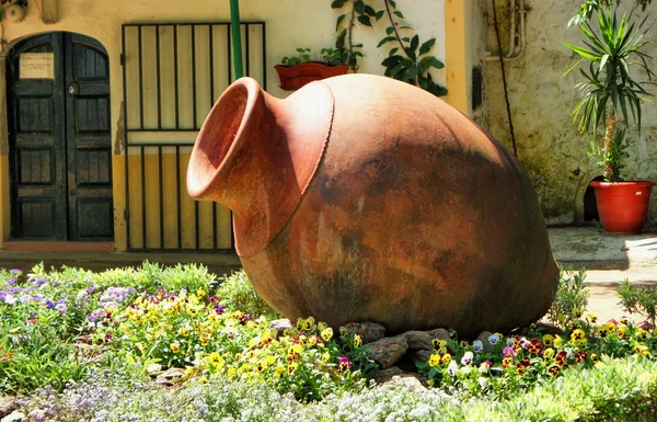 Garden decoration with amphora in Moura — Stock Photo, Image