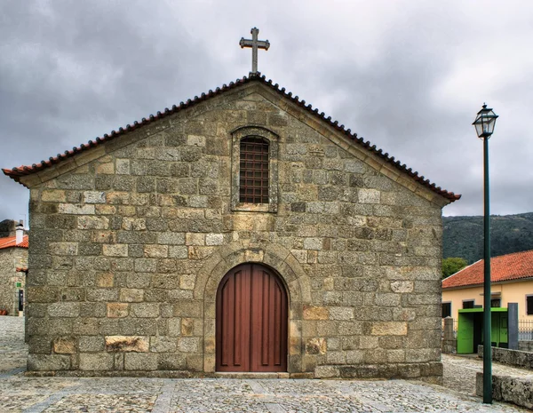 Gammal lantlig kyrka i linhares da beira — Stockfoto