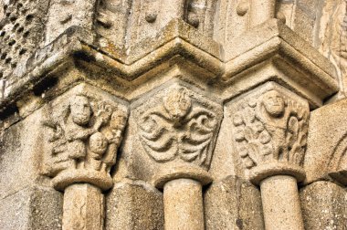 Romanesk kilise (fonte arcada kapı detayı)