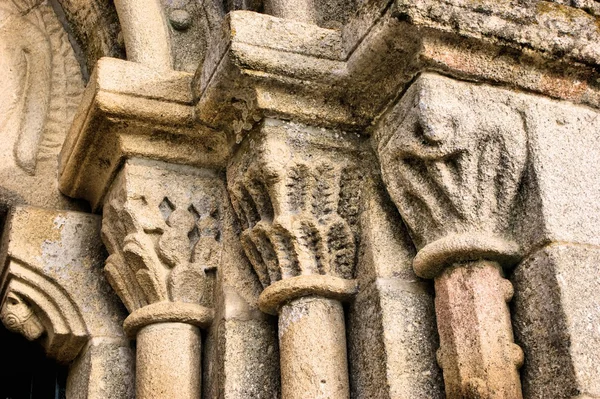 Dveře detail románský kostel (fonte arcada) — Stock fotografie