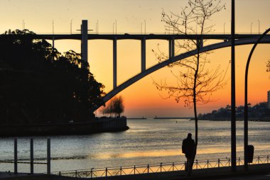 gün batımında douro nehir Porto