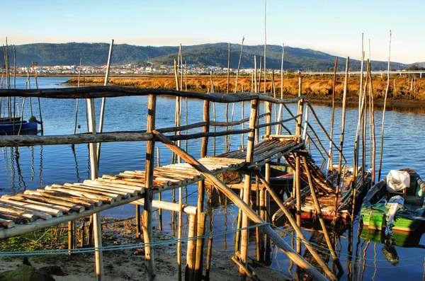 Traditionele houten pier stelten in lima rivier — Stockfoto