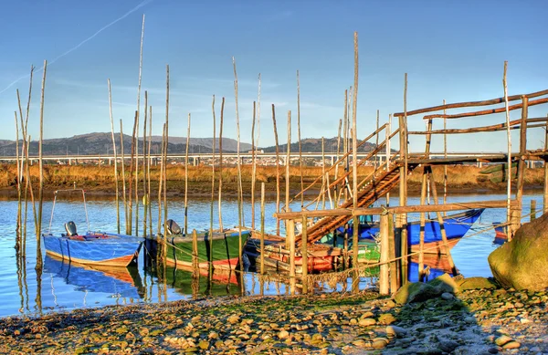 Traditionele houten boten in lima rivier — Stockfoto