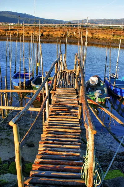 Traditionele houten pier stelten in lima rivier — Stockfoto