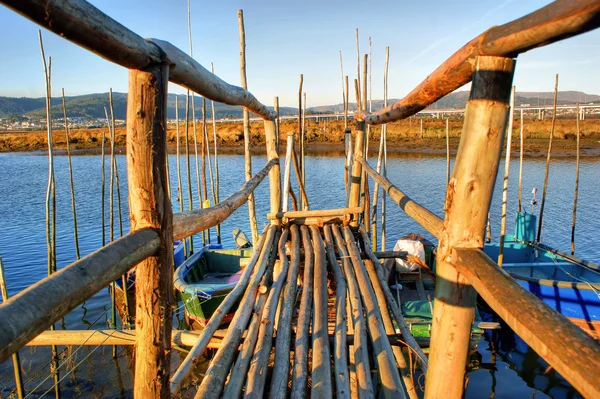 Ξυλοπόδαρα παραδοσιακή ξύλινη προβλήτα στον ποταμό Λίμα — Φωτογραφία Αρχείου