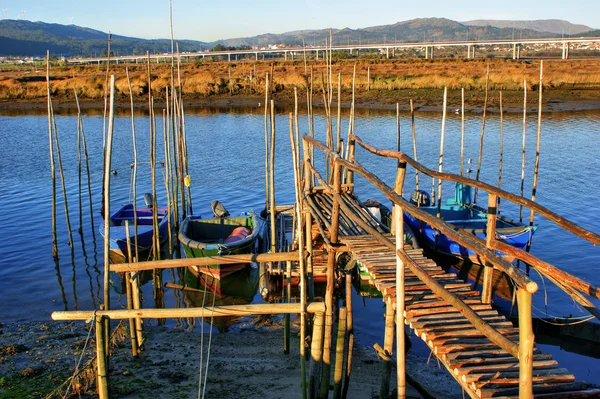 Traditionele houten pier stelten in lima rivier — Stockfoto